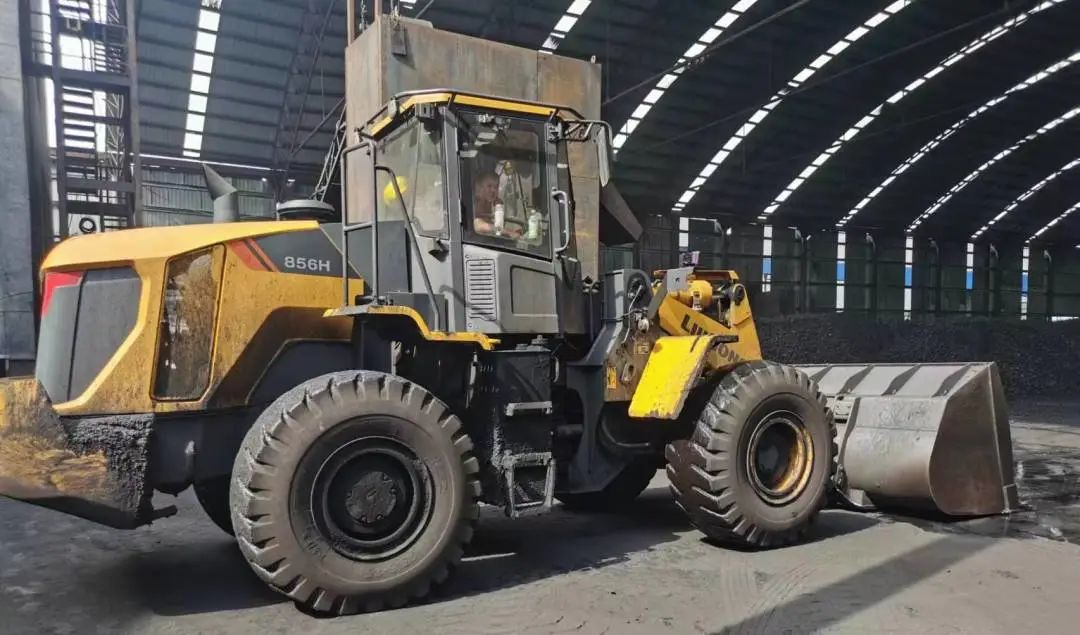 Hoạt động hơn 38.000 giờ, sức mạnh tối đa hỗ trợ máy xúc Lômăng 856H trở thành huyền thoại!